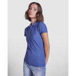 Polo de algodón y poliéster para mujer slim Roly Direct Pegaso Premium color rojo cuarta vista de uso