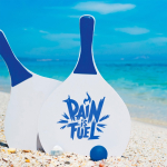 Set de tenis para playa con 2 raquetas de madera y 1 bola color rojo vista detalle 1