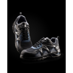 Zapatos de trabajo tipo sport con puntera de fibra de vidrio Roly color azul marino cuarta vista de uso