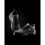 Zapato laboral tipo sport transpirable con detalles reflectantes Roly color negro cuarta vista de uso