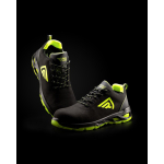 Zapato laboral tipo sport hecho en microfibra con puntera de fibra Roly color amarillo fluorescente cuarta vista de uso