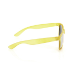 Gafas de sol con diseño en colores translúcidos y lentes espejados color amarillo tercera vista