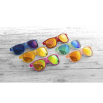 Gafas de sol con diseño en colores translúcidos y lentes espejados color amarillo sexta vista