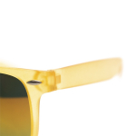 Gafas de sol con diseño en colores translúcidos y lentes espejados color amarillo primera vista