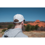 Gorra deportiva de RPET con 6 paneles y ajuste trasero de hebilla color blanco vista de ambiente 2