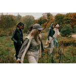 Gorra deportiva de RPET con 6 paneles y ajuste trasero de hebilla color gris vista de ambiente