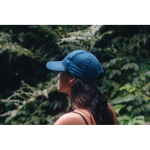 Gorra deportiva de RPET con 6 paneles y ajuste trasero de hebilla color azul marino vista de ambiente