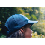 Gorra deportiva de RPET con 6 paneles y ajuste trasero de hebilla color azul marino vista de ambiente 2