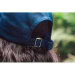 Gorra deportiva de RPET con 6 paneles y ajuste trasero de hebilla color azul marino vista de ambiente 3