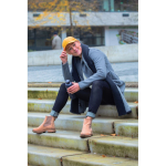 Gorra de algodón reciclado 6 paneles con cierre de velcro 190 g/m2 color amarillo vista de ambiente