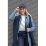 Gorra de algodón reciclado 6 paneles con cierre de velcro 190 g/m2 color azul marino vista de ambiente