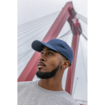 Gorra de algodón reciclado 6 paneles con cierre de velcro 190 g/m2 color azul marino vista de ambiente 3