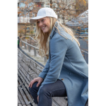 Gorra de algodón reciclado de 6 paneles y trazador AWARE™ 280 g/m2 color blanco vista de ambiente 2