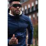 Gafas deportivas con lentes polarizadas y materiales eco UV400 color negro vista de ambiente 2