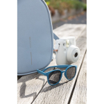 Gafas solares retro de fibra de paja de trigo y protección UV400 color azul vista de ambiente