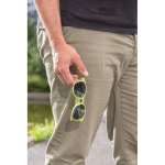 Gafas solares retro de fibra de paja de trigo y protección UV400 color verde vista de ambiente