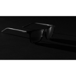 Gafas eco de sol polarizadas con protección UV400 Swiss Peak color negro vista de ambiente