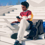 Auriculares Sony WH-CH520 elegantes con conexión inalámbrica color negro vista retrato