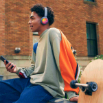 Auriculares Sony WH-CH520 elegantes con conexión inalámbrica color azul vista retrato