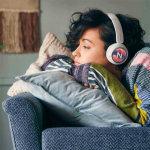 Auriculares Sony WH-CH520 elegantes con conexión inalámbrica color blanco vista retrato