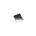 Pin metálico rectangular pequeño con acabado abovedado y cierre seguro