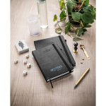 Agenda para merchandising de cuero sintético con portaboli y vista diaria B5 vista bodegón