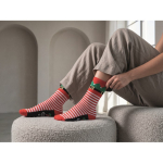 Par de calcetines estilo navideño con etiqueta para personalizar vista bodegón