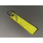 Típico llavero ”Remove before flight” reflectante y personalizable color amarillo fluorescente vista fotografía tercera vista