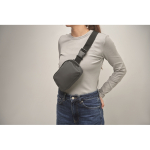 Riñonera de PU con compartimiento principal y bolsillo trasero color gris oscuro vista fotografía septima vista