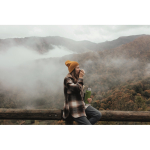 Termo de acero inoxidable reciclado con 1 vaso y asa lateral 1L color verde oscuro vista bodegón