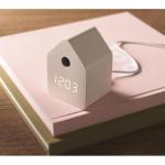 Reloj pequeño de sobremesa con alarma en forma de casa de pájaro color blanco vista bodegón