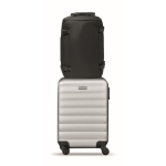 Mochila ideal para viajes con múltiples compartimientos color negro