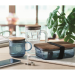 Taza original de cristal estriado con tapa de madera de acacia 300ml color azul transparente vista bodegón