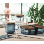 Taza original de cristal estriado con tapa de madera de acacia 300ml color azul transparente segunda vista bodegón