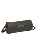 Bolsa de deporte en forma cilíndrica de RPET con tirantes desmontables color negro vista de impresión