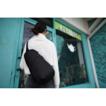 Bolsa bandolera sostenible en rPET reciclado con correas ajustables color negro vista de ambiente 2