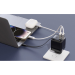 Cargador rápido GaN ecológico con cable retráctil de 80cm 65W color negro vista de ambiente