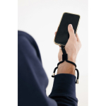 Correa ajustable de muñeca para móvil de RPET con gancho seguro color negro vista con modelo