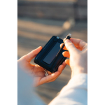 Powerbank 5 en 1 ecológica con cables de carga y soporte 5.000 mAh color negro vista de ambiente 4