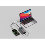 Batería externa de aluminio con carga múltiple y pantalla HQ 20.000 mAh color gris vista de ambiente