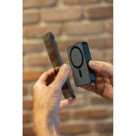 Powerbank de bolsillo ABS reciclado con indicador de carga 10.000 mAh color negro vista de ambiente