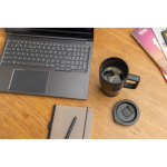 Taza premium de cerámica con asa ergonómica y tapa antigoteo 490 ml color negro vista de ambiente