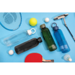 Botella de RPET con agarre y diseño ondulado con asa 750 ml color negro vista de ambiente