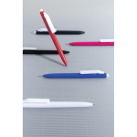 Bolígrafo de plástico reciclado con tinta ultradeslizante escritura azul color negro vista de ambiente