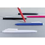 Bolígrafo de plástico reciclado con tinta ultradeslizante escritura azul color negro vista de ambiente 2