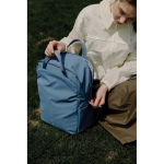 Mochila expansible en tejido reciclado con cremallera Duo-Zipper 16” color azul vista de ambiente 2