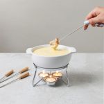 Fondue de queso de cerámica con calentamiento por velas 750 ml Boska color blanco vista de ambiente 3