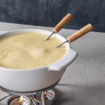 Fondue de queso de cerámica con calentamiento por velas 750 ml Boska color blanco vista de ambiente 4