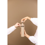 Botella térmica en acero reciclado con asa y doble apertura 600ml color marfil vista de ambiente 3