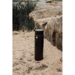 Termo en acero inoxidable reciclado con asa de transporte 750ml color negro vista de ambiente